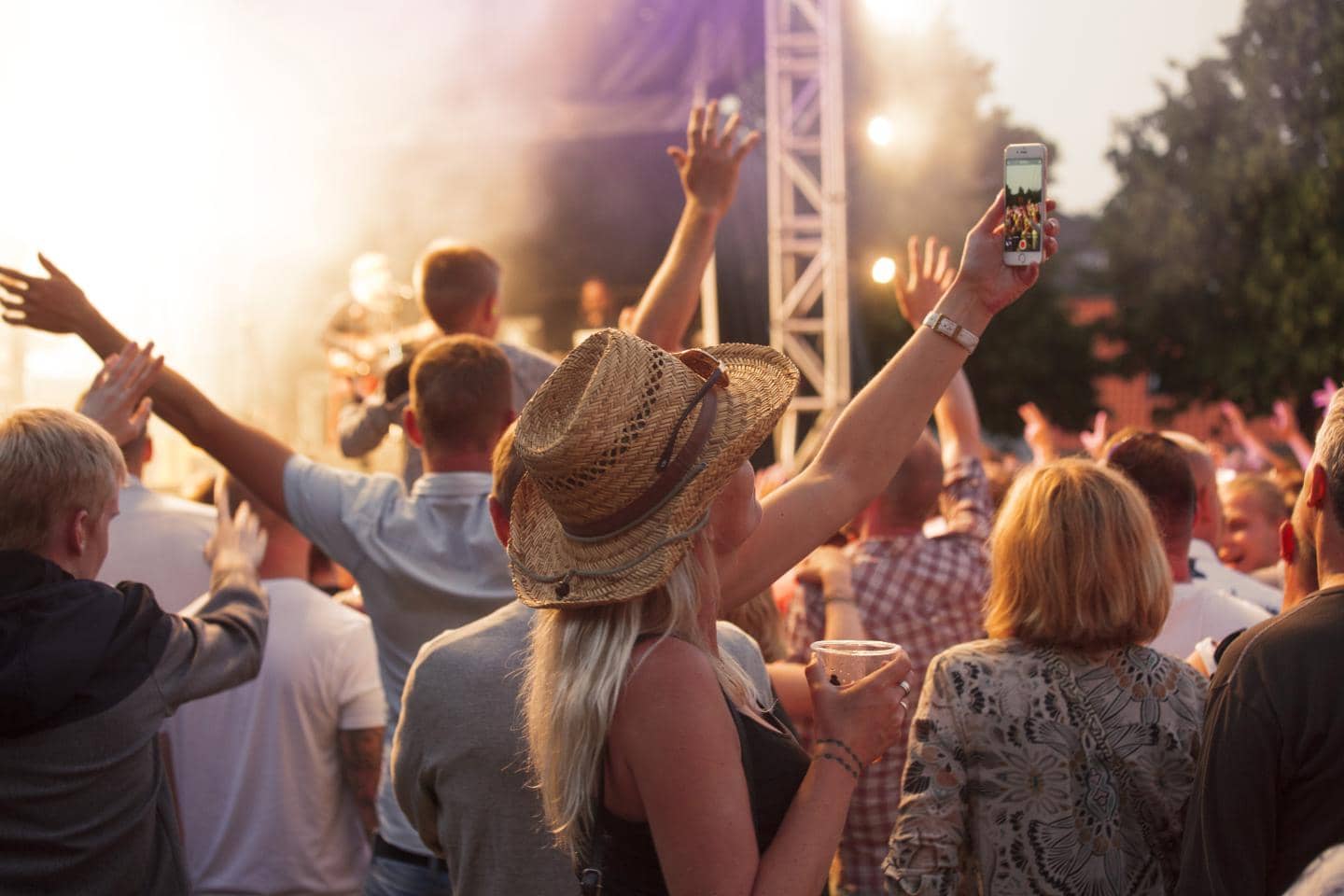 Festival - sådan dækker din forsikring - se de mange glade mennesker der er på festival med forsikringerne i orden