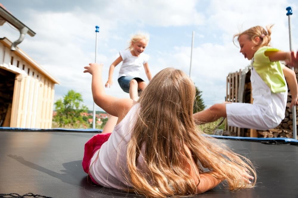 Børn hopper på trampolin