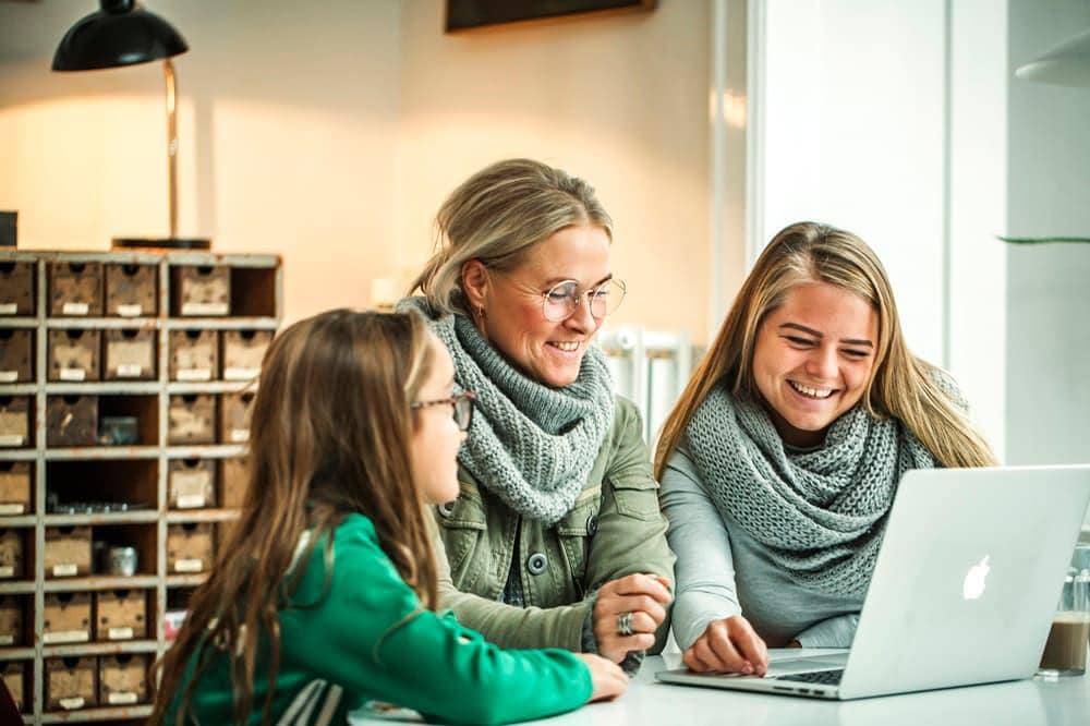 glad familie der får bonus på deres forsikringer